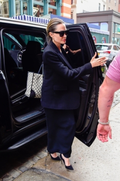 Анджелина Джоли много лет носит одну и ту же сумку-тоут — вам стоит взять с нее пример