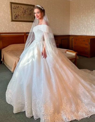 Кристина Асмус примерила роскошное свадебное платье