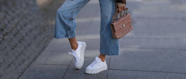 Как носить джинсы с кроссовками: 5 модных сочетаний (+бонус-видео)