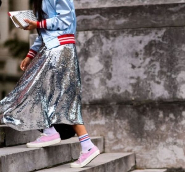 Как носить серебряную юбку этой осенью: модные идеи