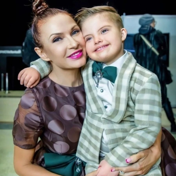 Эвелина Бледанс вместе с сыном улетела из России