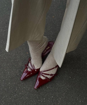 Осень — не повод убирать любимые туфли: носите их с носками (но важен цвет)