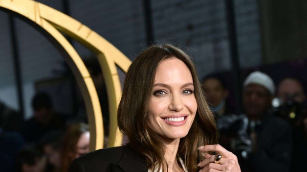 Что не так с новым цветом волос Джоли