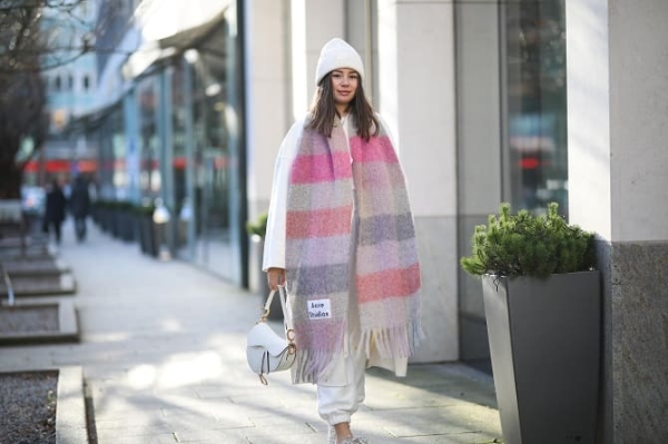 Как носить объемный шарф: 5 модных способов