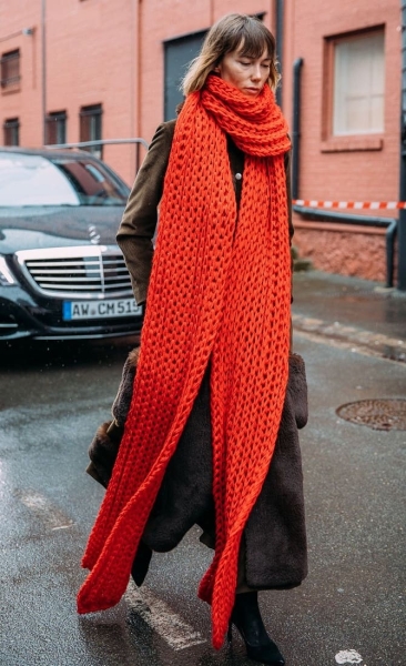 Самые модные длинные шарфы сезона зима 2023-2024: стильные модели