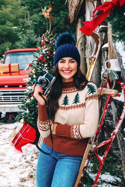 Как носить новогодний свитер, чтобы выглядеть стильно в зимних образах