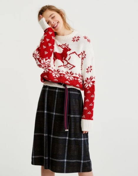 Как носить новогодний свитер, чтобы выглядеть стильно в зимних образах
