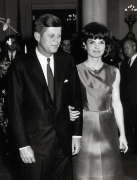 История одного образа: розовый костюм Джеки Кеннеди, в котором она была в день убийства мужа