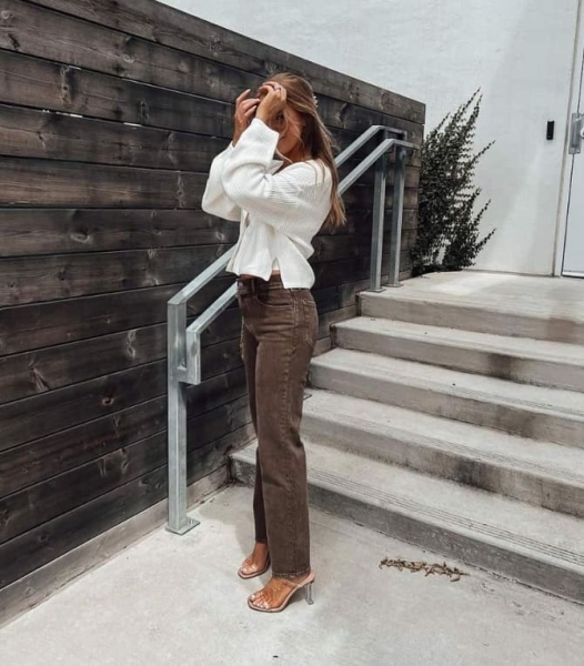 Модные коричневые джинсы: как и с чем носить?