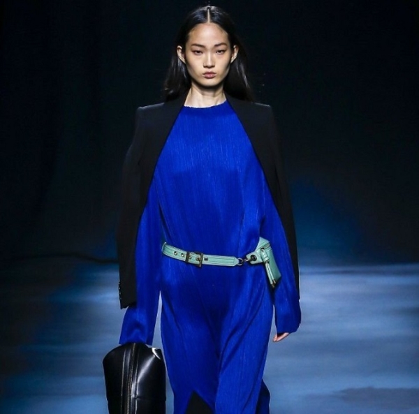 Кобальтовый синий: как носить модный цвет в одежде