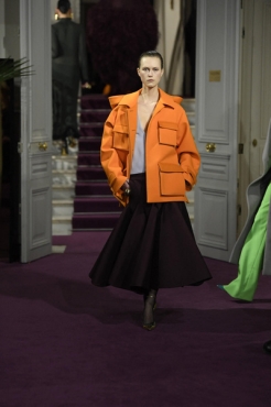 Какую куртку купить на весну-2024 — эта модель захватила Недели моды