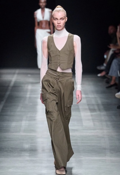 8 модных брюк сезона весна-лето 2024: с модных подиумов в гардероб