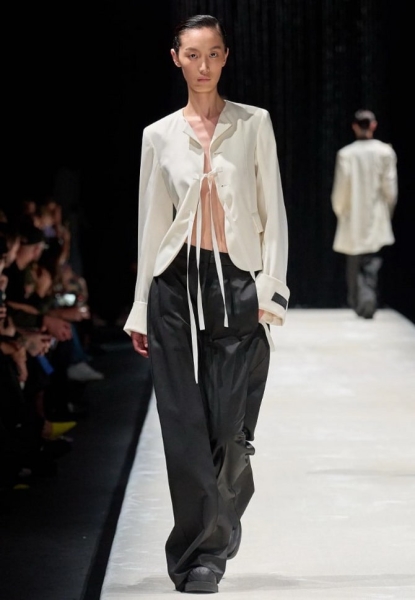 8 модных брюк сезона весна-лето 2024: с модных подиумов в гардероб