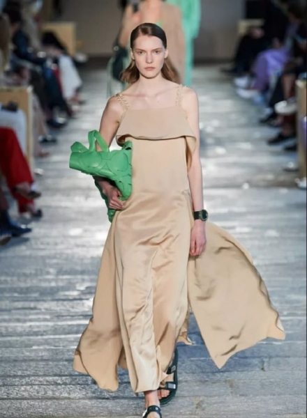 5 модных платьев в бежевых оттенках – актуальные модели на 2024 год
