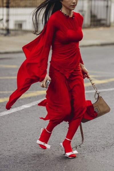 С чем носить красные колготки этой весной: модные образы