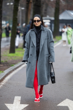 Серый + красный: самое модное комбо 2024 года