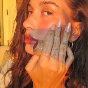 Глазированный маникюр — перламутровые ногти Хейли Бибер снова в моде