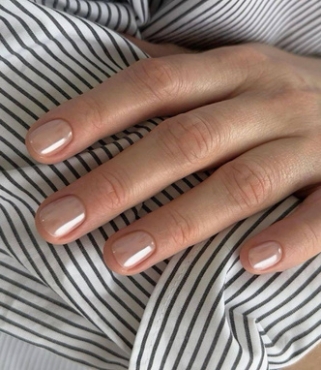 Глазированный маникюр — перламутровые ногти Хейли Бибер снова в моде
