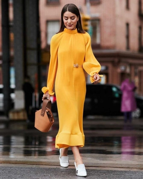 Модные желтые платья весна-лето 2024: стильные модели