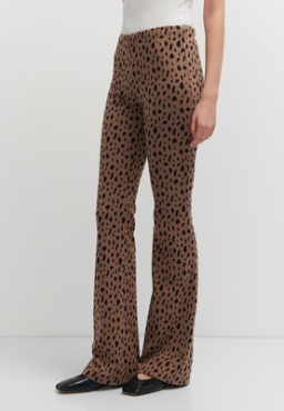 Леопардовые брюки — мастхэв весны: где найти бюджетные и стильные