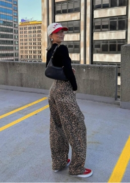Леопардовые брюки — мастхэв весны: где найти бюджетные и стильные