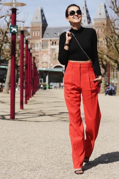 Как носить красные штаны этим летом: модные образы