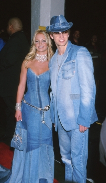 Как звезды сделали из джинсового провала Бритни модный тренд